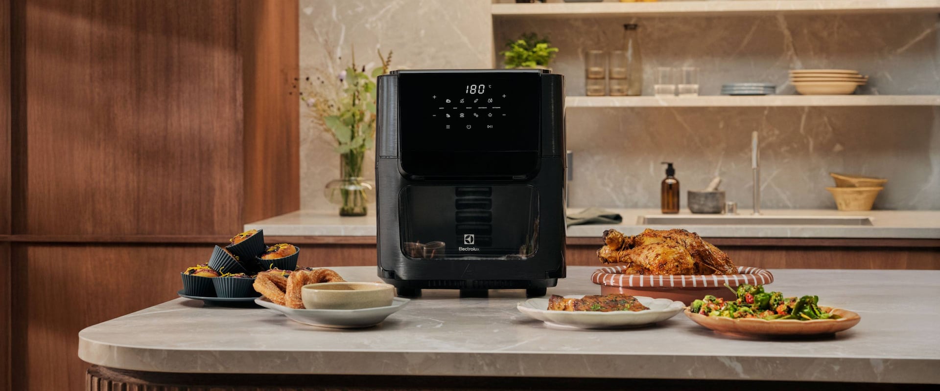 Svart airfryer med forskjellige retter